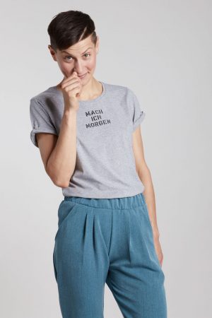 Mach ich morgen - Damenshirt mit aufgerolltem Arm von Elternhaus